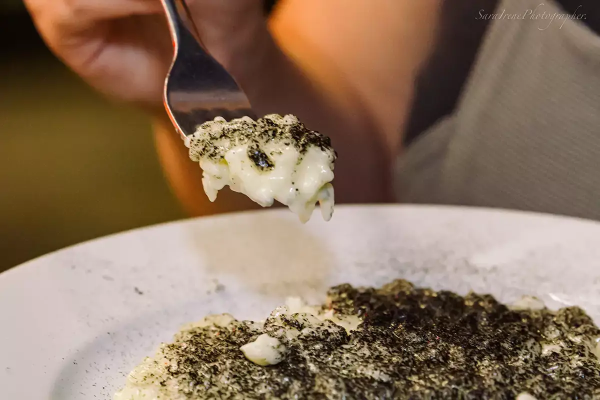 Risotto con polvere di pigna di cirmolo Enosteria Lip&eacute;n: a tavola con gli Ambasciatori del gusto