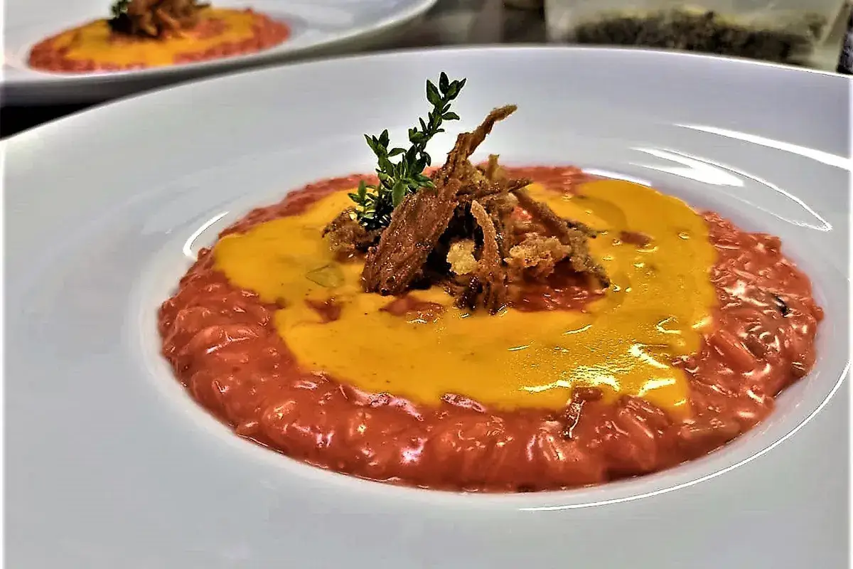 Risotto ai fichi d'india con straccetti di maialino nero degli Iblei e fonduta di Piacintinu ennese Risotto ai fichi d'india con straccetti di maialino nero degli Iblei e fonduta di Piacintinu ennese