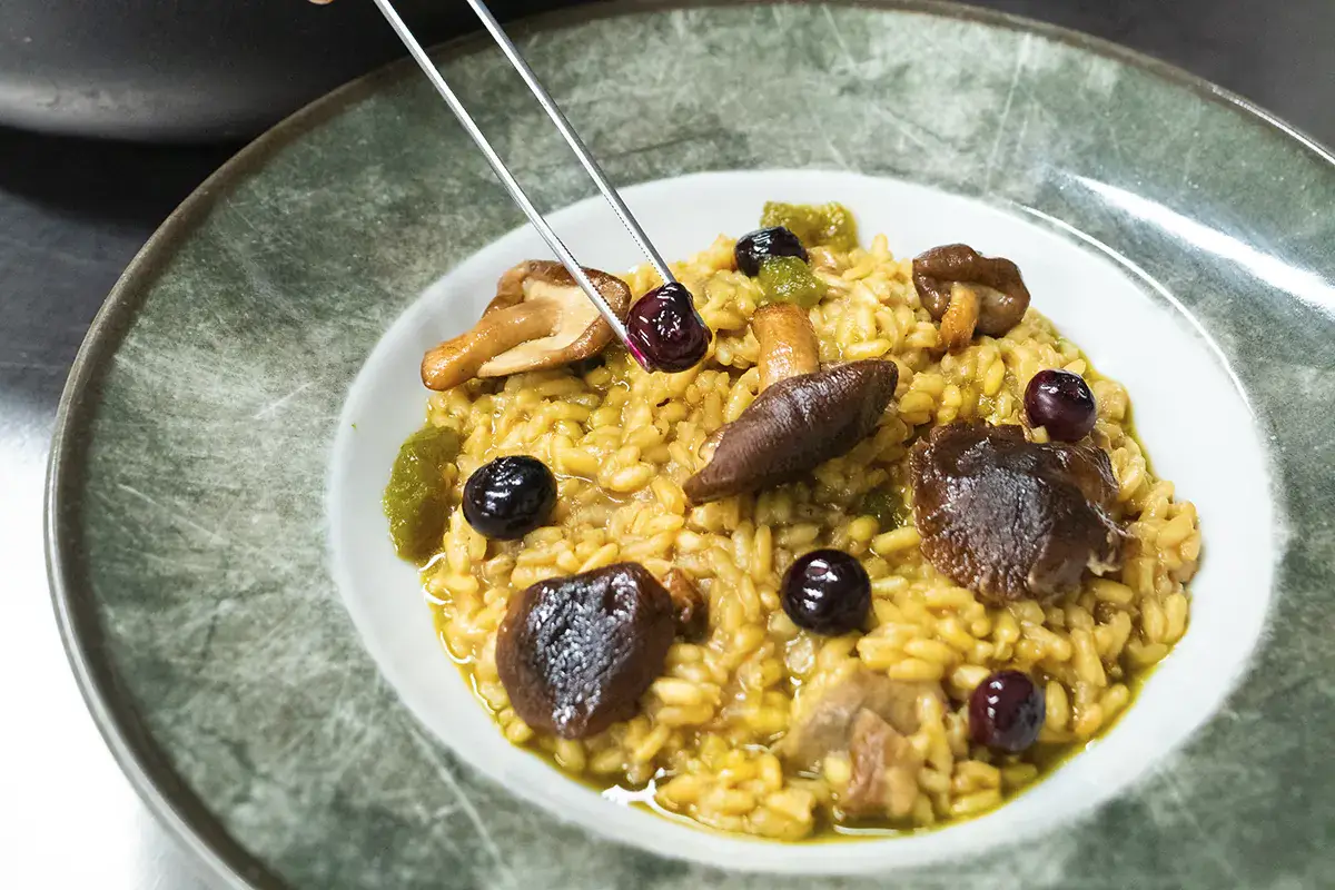 Risotto ai funghi e mirtilli Semplice, fresca e stagionale la cucina di Fuorinorma è a misura di sostenibilità