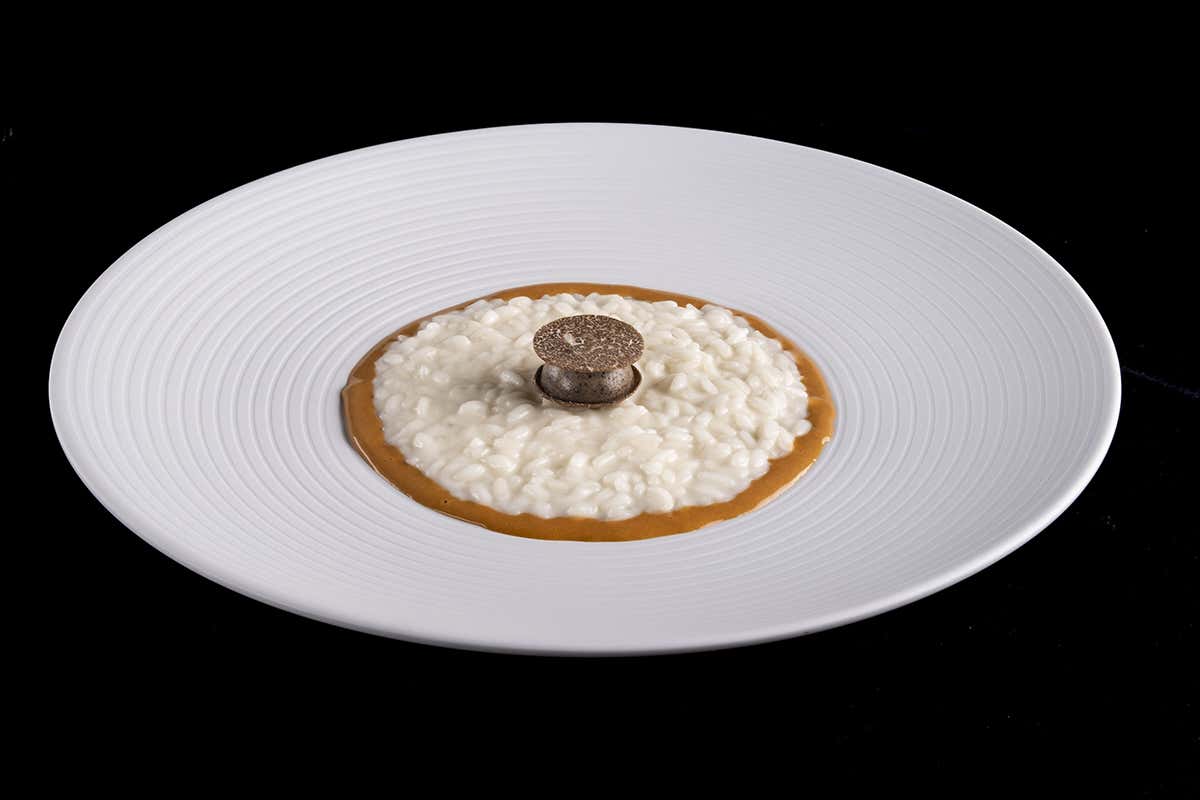 Risotto Tom Yum ricci e tartufo ero pregiato. Foto: Lido Vannucchi Splende il Lux Lucis al Forte, tra cucina creativa e on the beach