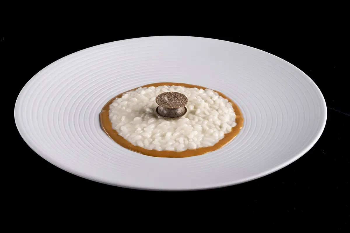 Risotto Tom Yum ricci e tartufo ero pregiato. Foto: Lido Vannucchi Splende il Lux Lucis al Forte, tra cucina creativa e on the beach
