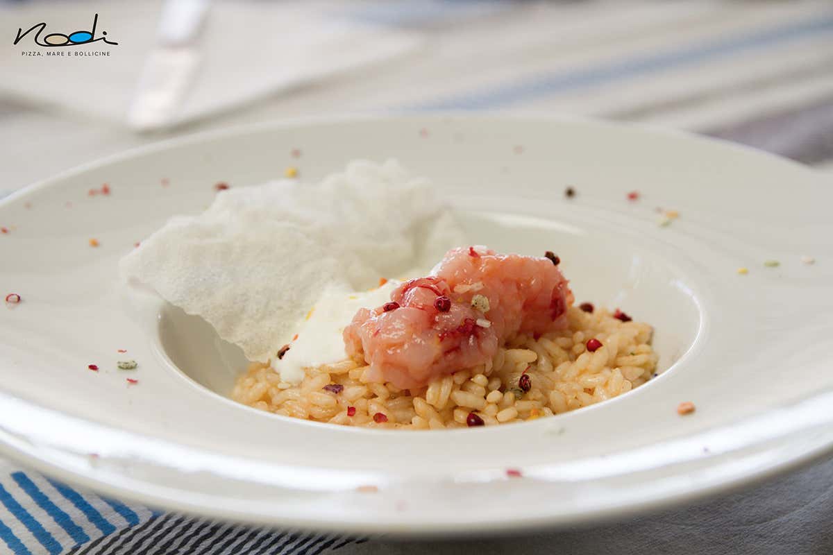 isotto in doppia consistenza con bisque e tartare di gambero rosso e stracciata di bufala. Fonte: Facebbok Nodi&hellip; d&rsquo;amore con il cibo e il mare. A Formia nuovo indirizzo gourmet
