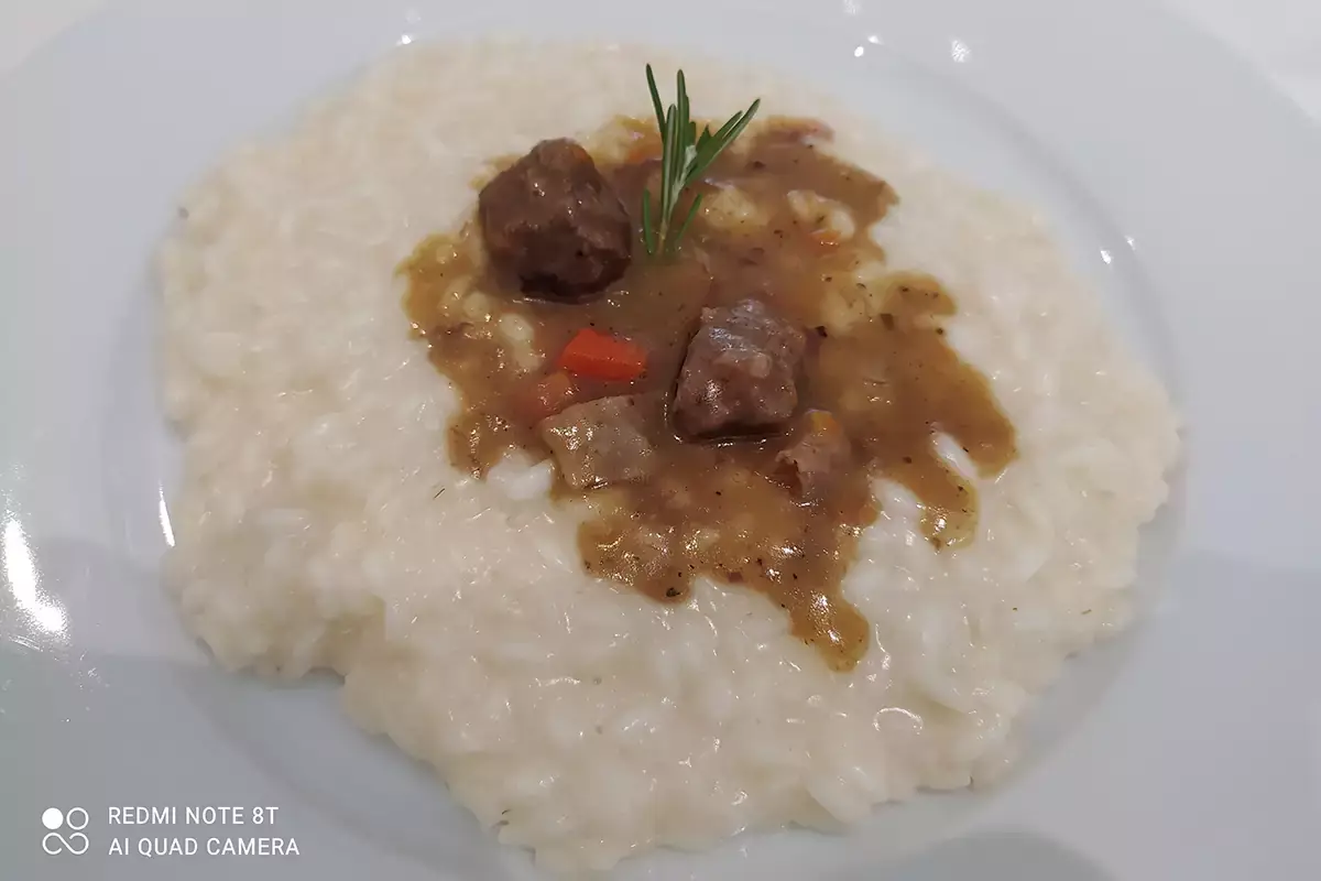 Risotto alla Parmigiana con spezzatino di Pecora Gigante Bergamasca La tavola di solidariet&agrave; dei Ristoranti Regionali-Cucina Doc