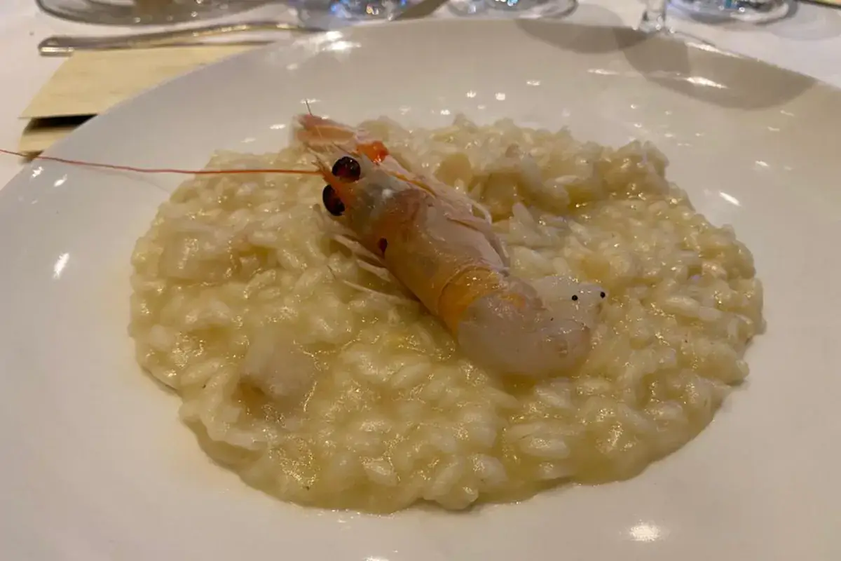 Risotto con sposalizio di scampi e asparagi bianchi, sfumati a un brioso Prosecco Superiore Docg Il Gusto della sfida, il prosecco Carpen&egrave;-Malvolti affronta la cucina dei fratelli Stocco