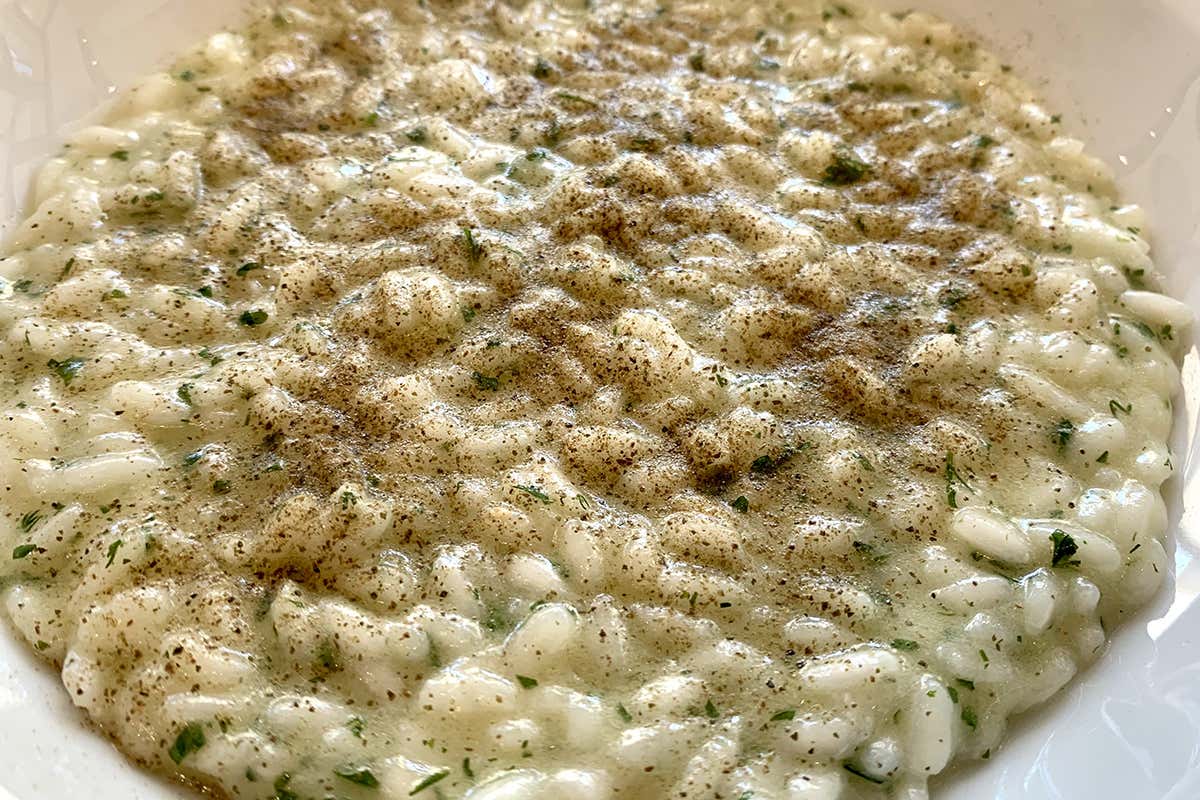 Risotto mantecato alle erbe fini, crema di olive taggiasche e polvere di cappero Moser Trento presenta Blauen Blanc de Noirs Extra Brut 2015