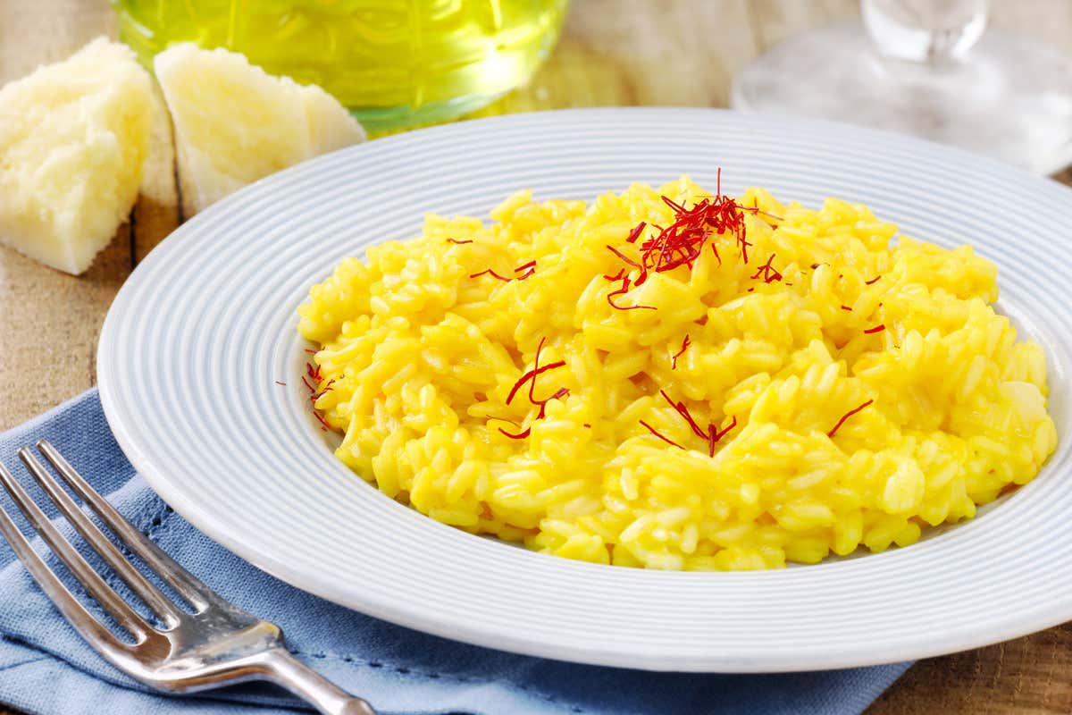 Il risotto alla milanese Milan-Inter a tavola: le ricette milanesi più famose da cucinare per il derby