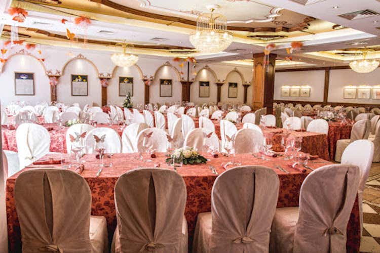 Una sala del ristorante Da Pino di Danilo Moresco - Trentino, senza turisti è crisi totale E c'è chi aspetta i ristori di aprile