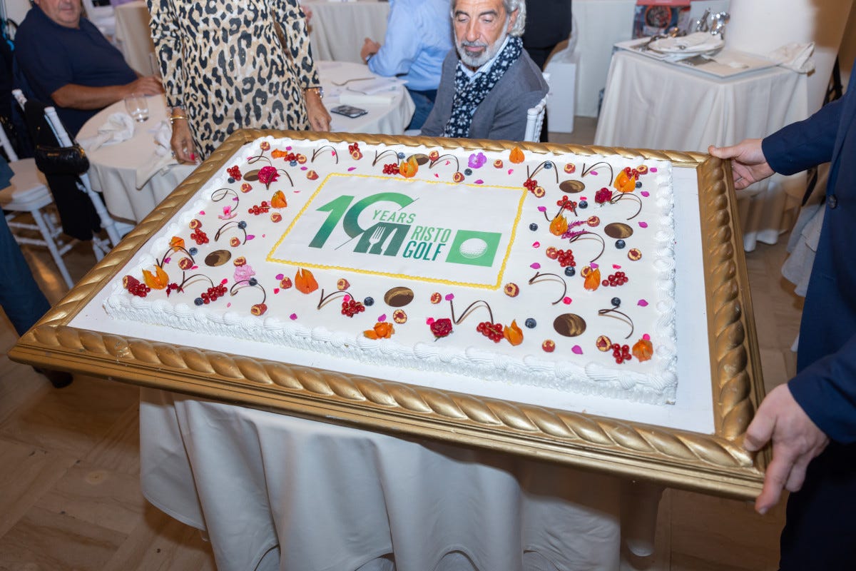 La torta per celebrare i dieci anni di Ristogolf  Sport e alta cucina per far del bene: Ristogolf dona 15mila euro in beneficenza