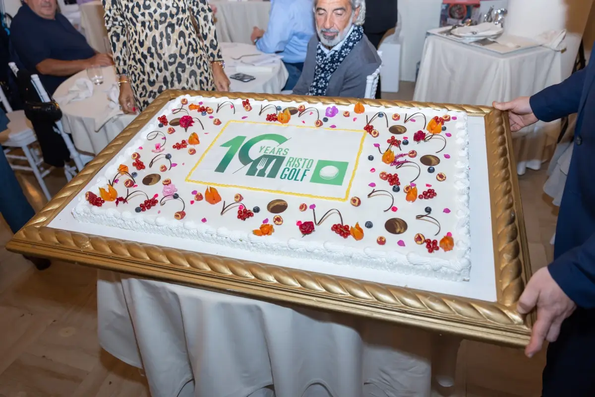 La torta per celebrare i dieci anni di Ristogolf&nbsp; Sport e alta cucina per far del bene: Ristogolf dona 15mila euro in beneficenza
