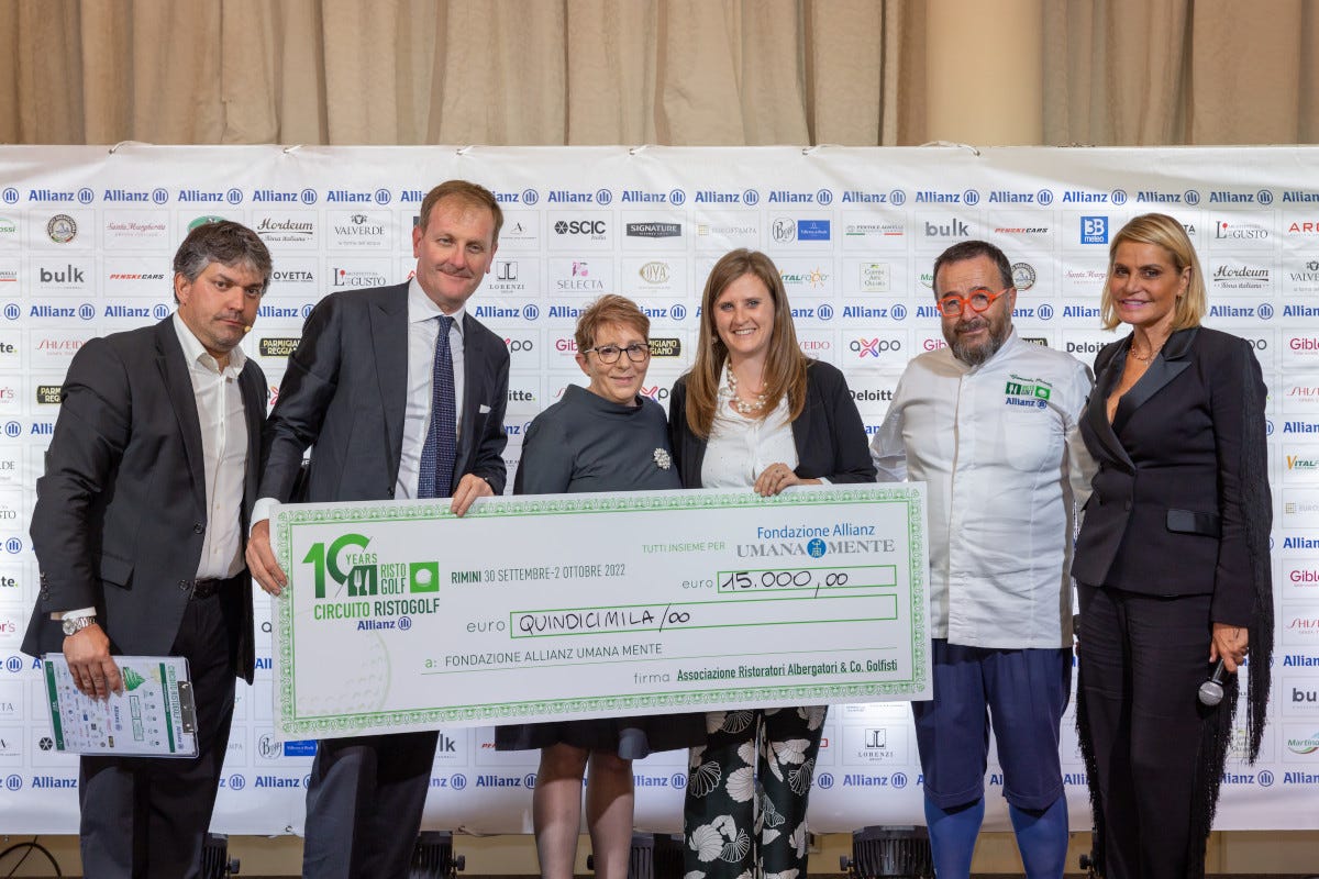La consegna dell'assegno a UmanaMente  Sport e alta cucina per far del bene: Ristogolf dona 15mila euro in beneficenza