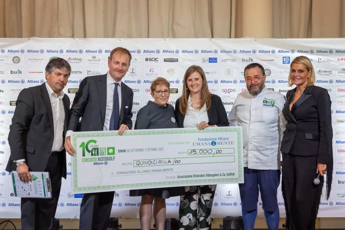 La consegna dell'assegno a UmanaMente&nbsp; Sport e alta cucina per far del bene: Ristogolf dona 15mila euro in beneficenza