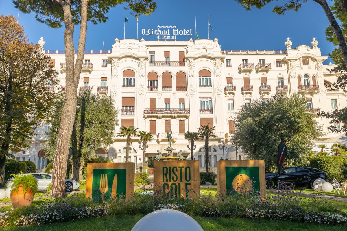 Il Grand Hotel di Rimini  Sport e alta cucina per far del bene: Ristogolf dona 15mila euro in beneficenza
