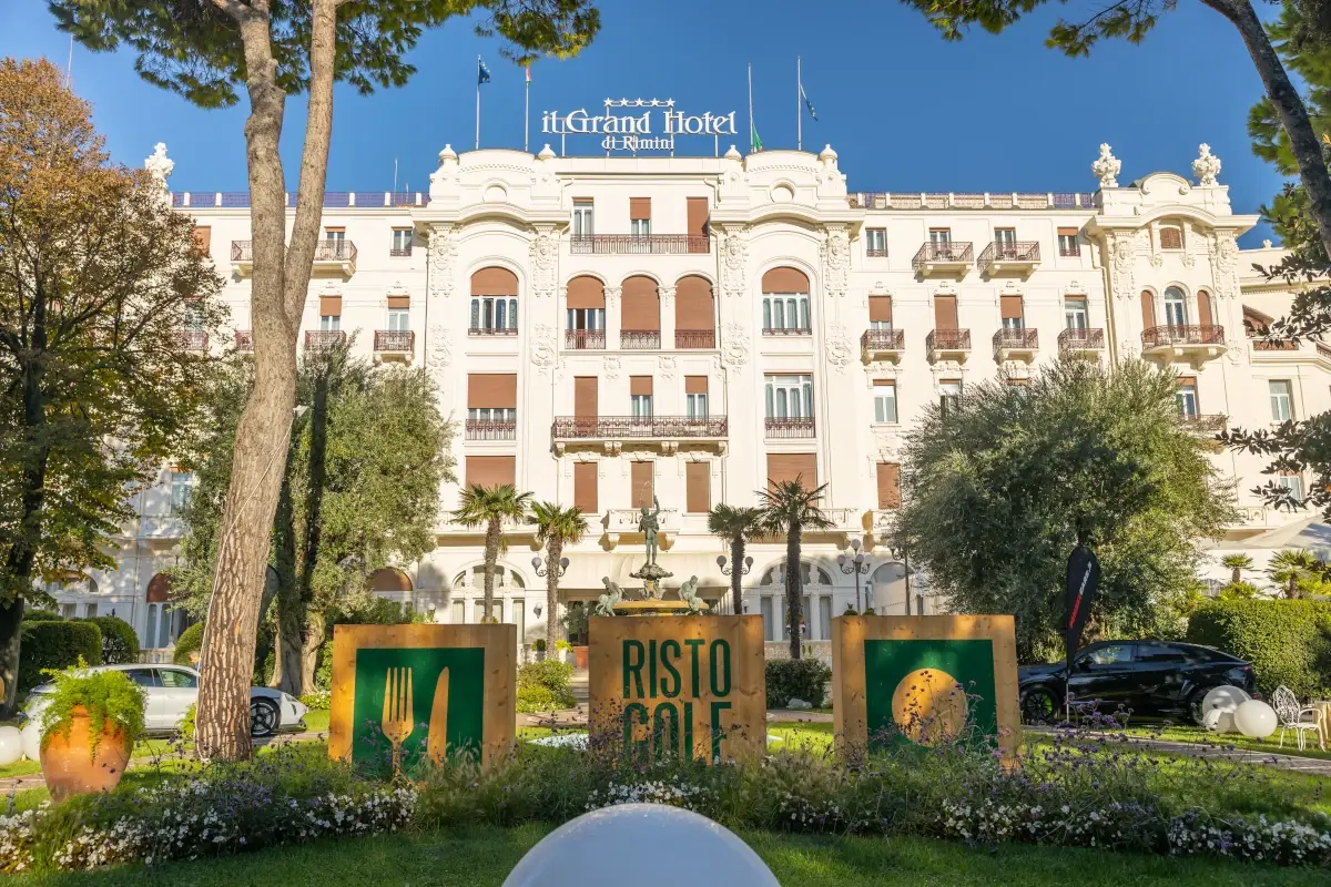 Il Grand Hotel di Rimini&nbsp; Sport e alta cucina per far del bene: Ristogolf dona 15mila euro in beneficenza