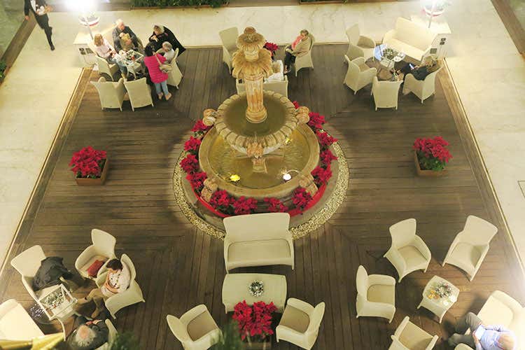 Aperitivo nel chiostro (Il ristorante Kemonia ricorda l&rsquo;antica e ricca citt&agrave; fenicia)