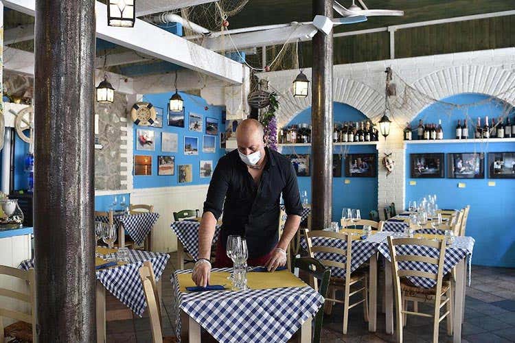 Allo studio nuovi aiuti per non lasciare soli i ristoratori - Il Covid brucia 10 milioni di posti Pronto un sostegno per i ristoranti