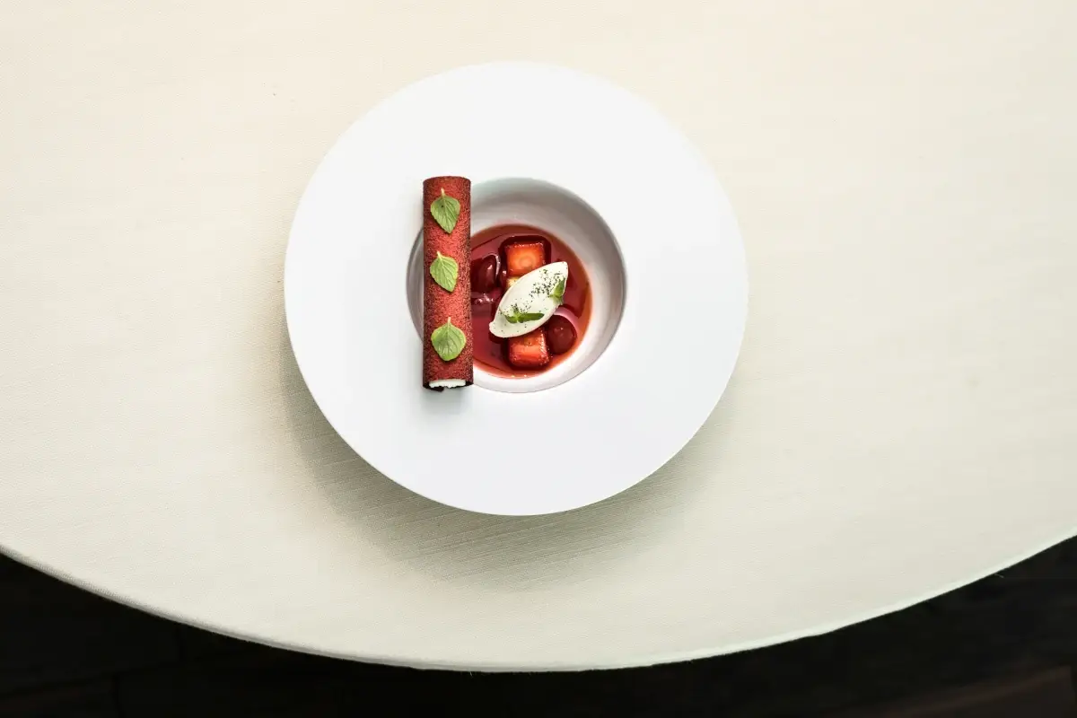 Fragola al Maraschino, Mascarpone e Nepetella (foto Massi Ninni) Andrea Aprea torna a Milano: apre il suo ristorante in Porta Venezia