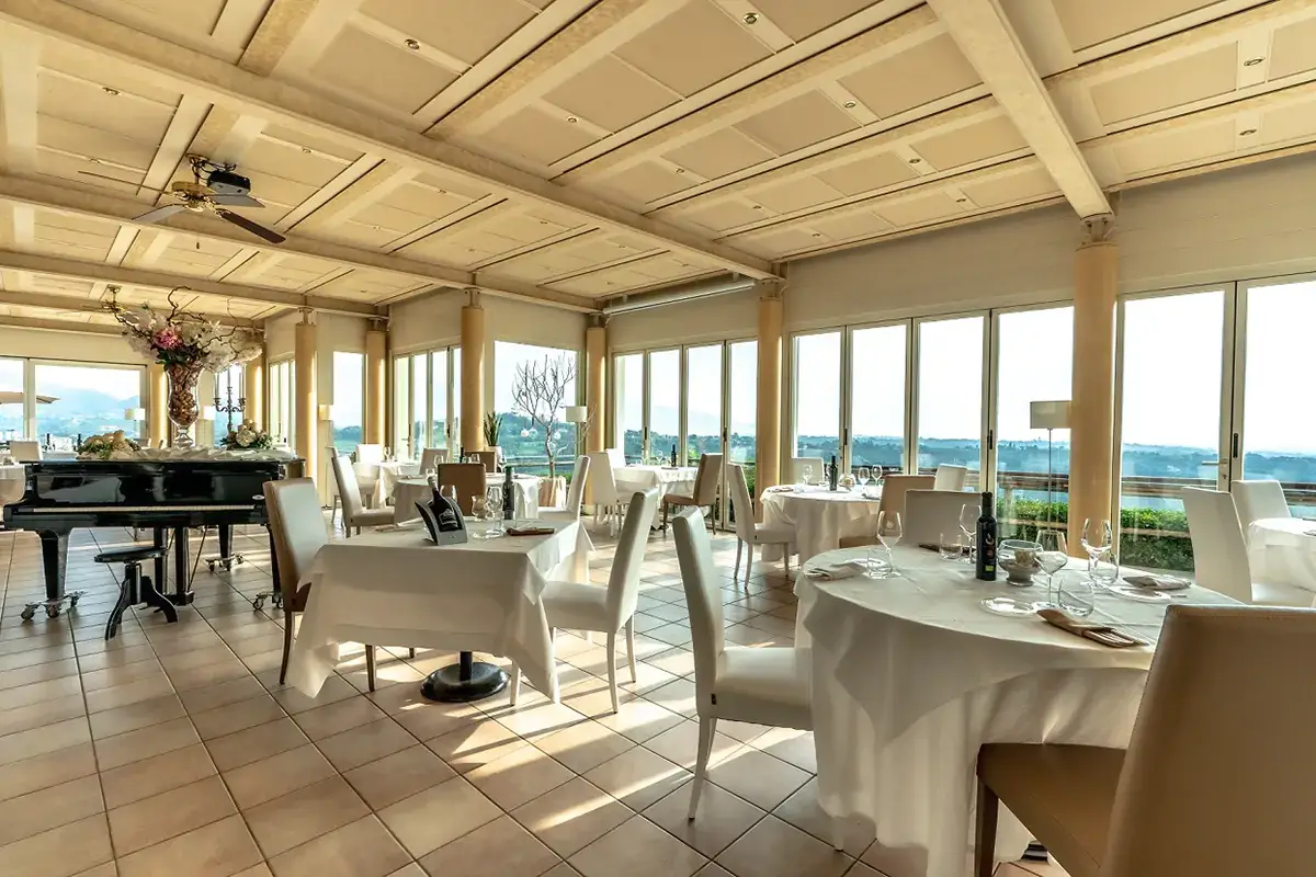 La sala del ristorante Ca' Del Poggio Il Gusto della sfida, il prosecco Carpen&egrave;-Malvolti affronta la cucina dei fratelli Stocco
