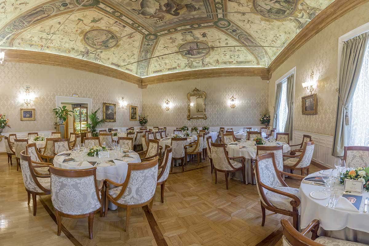 La sala del ristorante I Carracci Passaggio di testimone al ristorante del Grand Hotel Majestic: tocca a Guglielmo Araldi