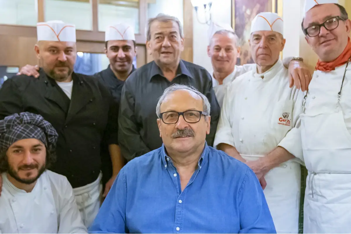 Angelo Mari al centro con lo staff de Il Giglio Rosso di Firenze Bar e ristoranti: &ldquo;Giusto far pagare col Pos, ma si levino le commissioni&rdquo;