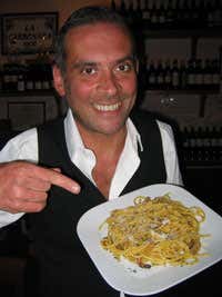 Andrea, il proprietario, con la mitica 'carbonara&rdquo; 
