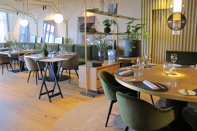 Il nuovo ristorante La Pista, sul tetto del Lingotto di Torino Il nuovo ristorante La Pista, sul tetto del Lingotto di Torino