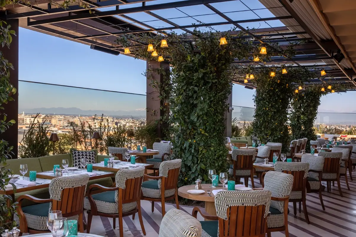 La Cecconi's Terrazza, tra gli olivi e gli alberi di limoni. Foto: Venanzi Soho House Rome, la &ldquo;casa&rdquo; di chi &egrave; fuori casa ha ora anche un ristorante gourmet