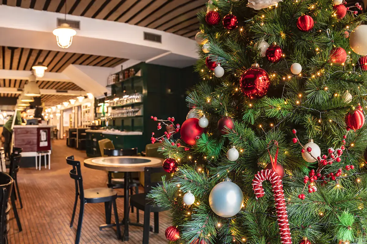 Il costo del pranzo di Natale potrebbe aumentare di 8,3 milioni per gli italiani Natale pi&ugrave; caro, Codacons: il pranzo al ristorante coster&agrave; 8 milioni in pi&ugrave;