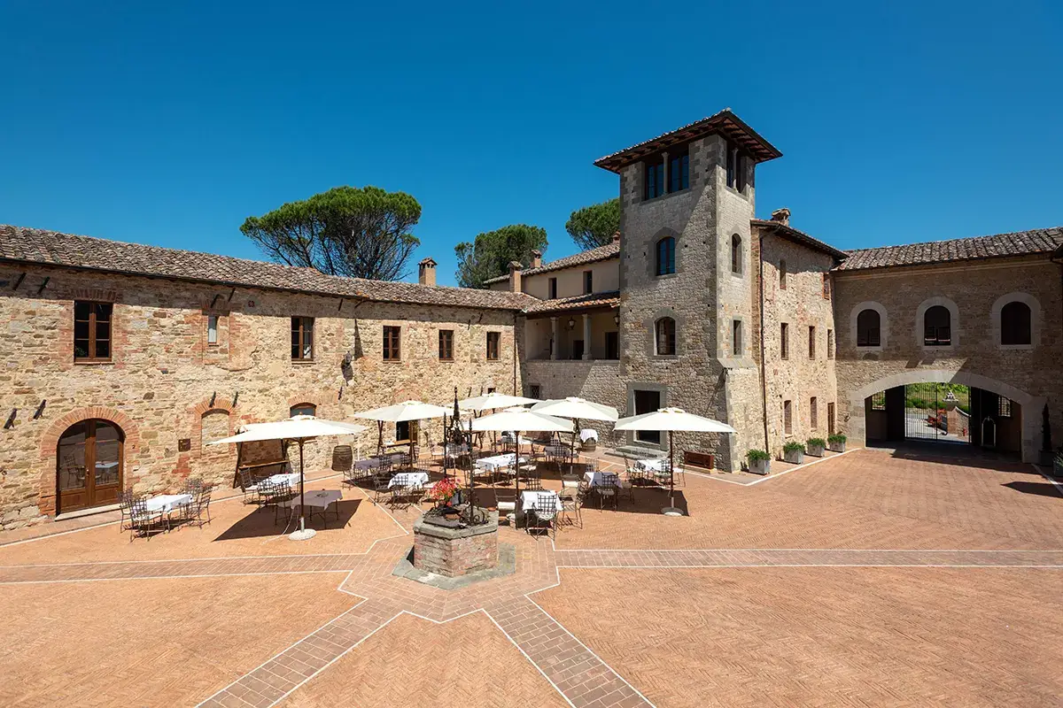Uno spazio esterno dedicato alla ristorazione Castel Monastero, clima incantato tra relax e buone cucine toscane