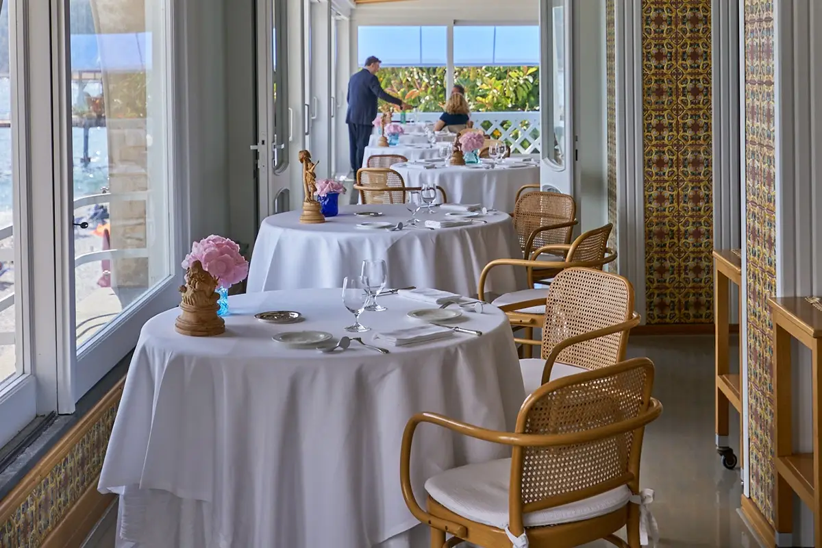 L'elegante mise en place Dove porta la rotta per la felicità? Alla Taverna del Capitano