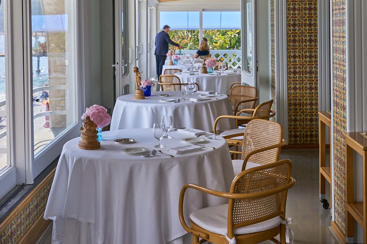 L'elegante mise en place Dove porta la rotta per la felicità? Alla Taverna del Capitano