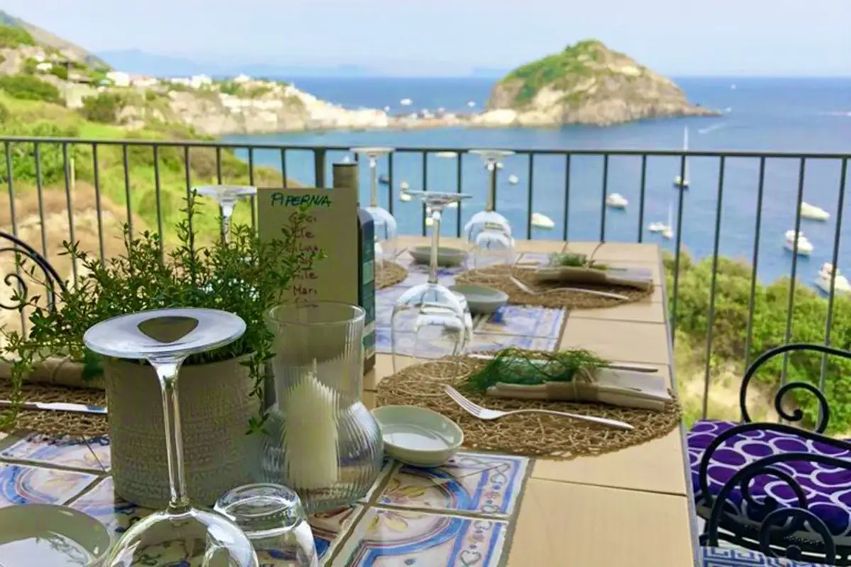 Paccheri e Carezze le migliori specialit&agrave; isolane e mediterranee Hotel Torre Sant&rsquo;Angelo, terrazza sul mare di Ischia