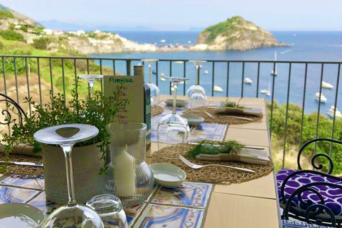Paccheri e Carezze le migliori specialità isolane e mediterranee Hotel Torre Sant’Angelo, terrazza sul mare di Ischia
