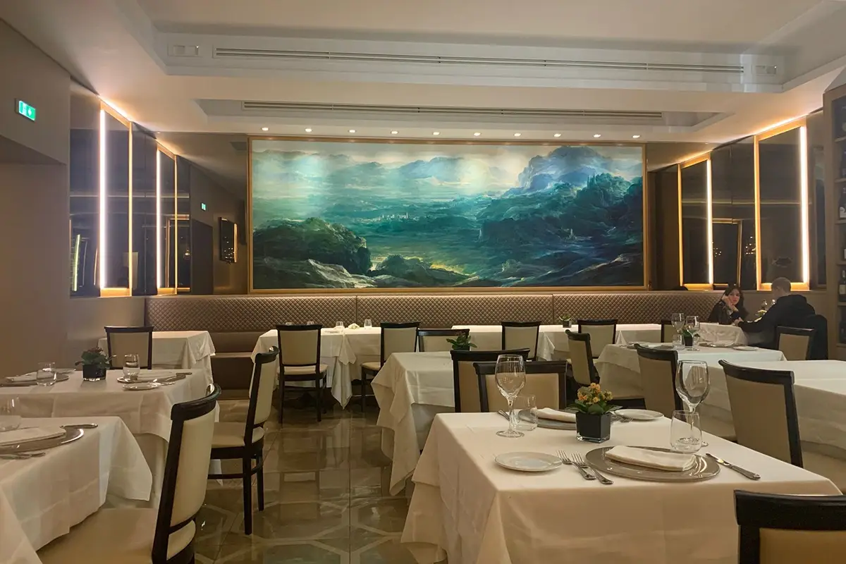 L'elegante sala ristorante La vera cucina modenese a Roma? All&rsquo;Hotel Harry&rsquo;s bar Trevi