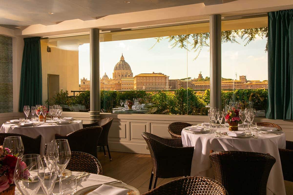 La vista dal ristorante. Foto: Foto: Alberto Blasetti Quella terrazza mozzafiato dell’Hotel Atlante Star... La vista dal ristorante. Foto: Foto: Alberto Blasetti Quella terrazza mozzafiato dell’Hotel Atlante Star...
