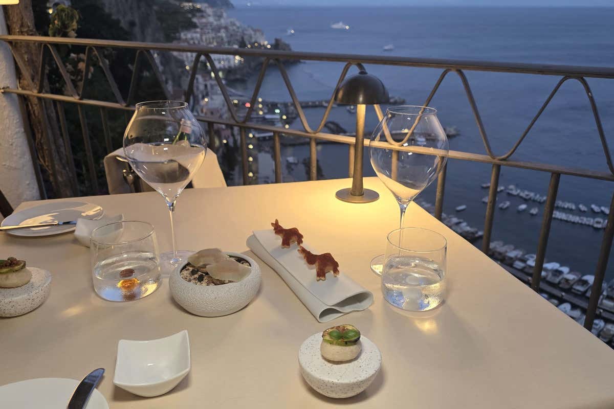 Il ristorante dove il pomodoro millenario incontra il mare di Amalfi