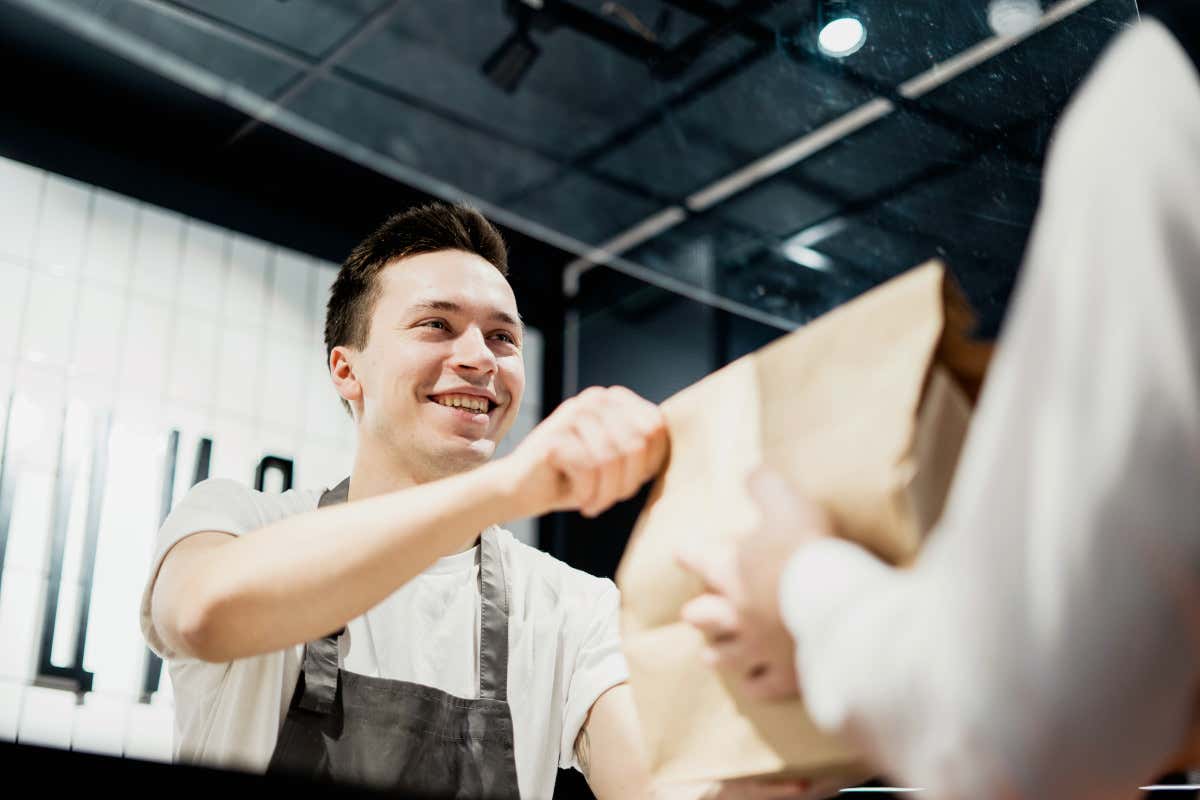 Piuttosto che gettare ciò che resta nei piatti, nei ristoranti si dovrebbe incentivare la doggy bag Spreco alimentare: bisogna fare di più. Anche nei ristoranti