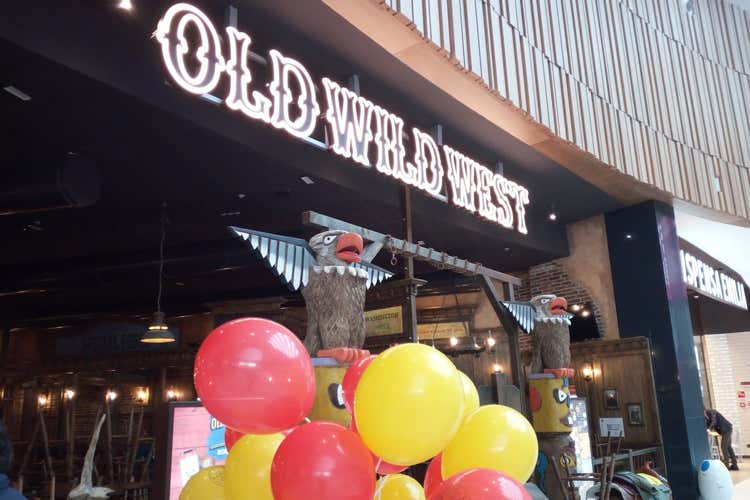 L'insegna di Old Wild West (Ristoranti sostenibili in galleria Apre i battenti Le Cucine di Curno)