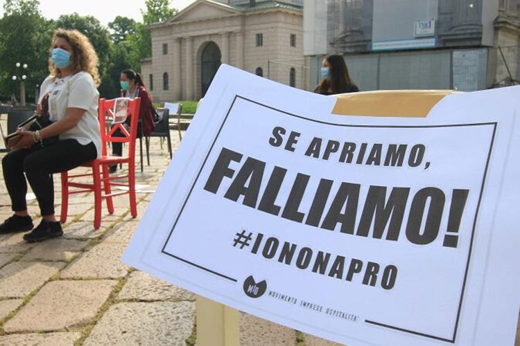 Un'immagine della protesta di ieri in piazza Sempione a Milano (foto: giornaledeinavigli.it) - Ristoratori lombardi in ginocchio «Ma senza garanzie non riapriamo»
