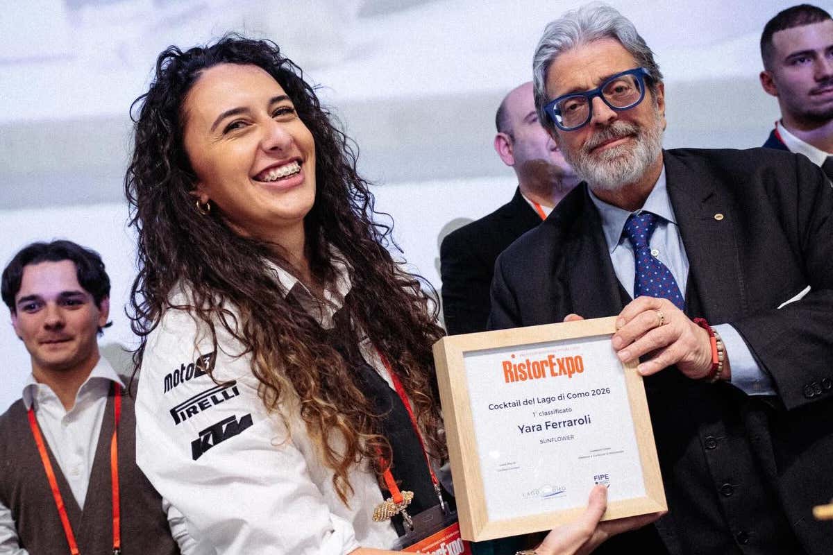 Yara Ferraroli riceve dal curatore di RistorExpo Giovanni Ciceri il premio del Cocktail Contest Lago di Como