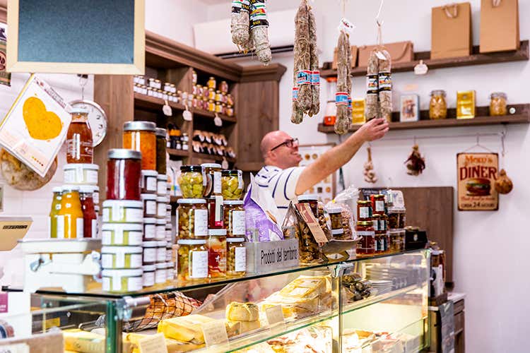 Al Doi, nel 99,99% dei casi, prodotti italiani (Il ritorno alle botteghe alimentari L'esempio del Doi di Parma)