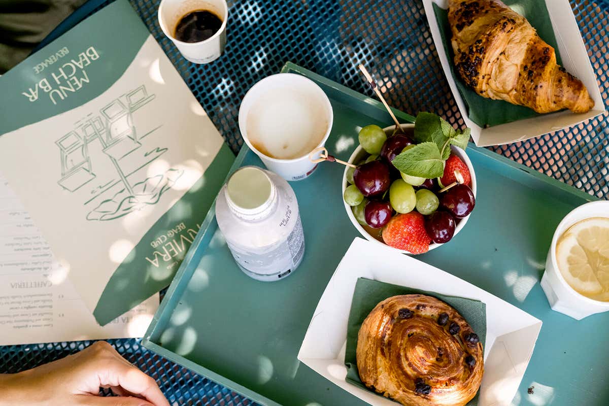 La giornata a Riviera comincia dal Beach Bar: una colazione vista lago curata nei minimi dettagli, che unisce la tradizione del Made in Italy a un'accoglienza esclusiva