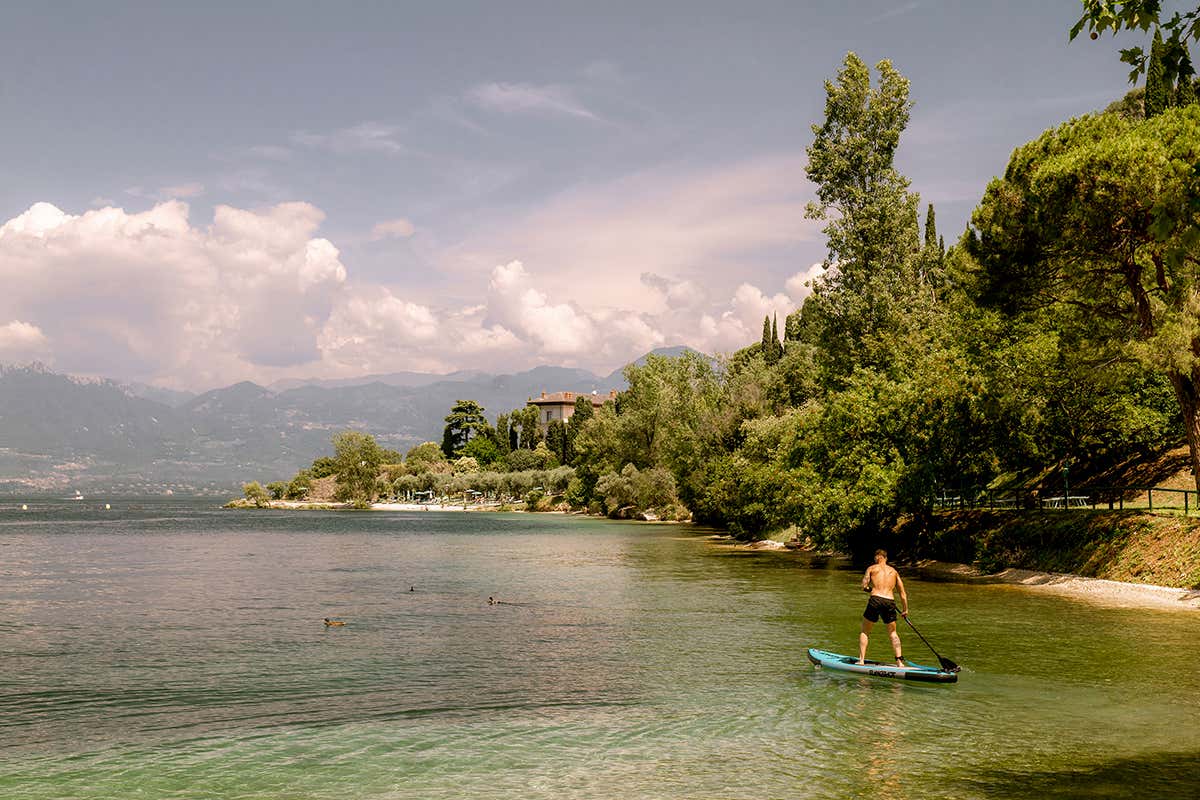 Per chi desidera un approccio attivo, il SUP offre il modo ideale per esplorare la costa di Punta San Vigilio e ammirare la sua bellezza direttamente dall'acqua