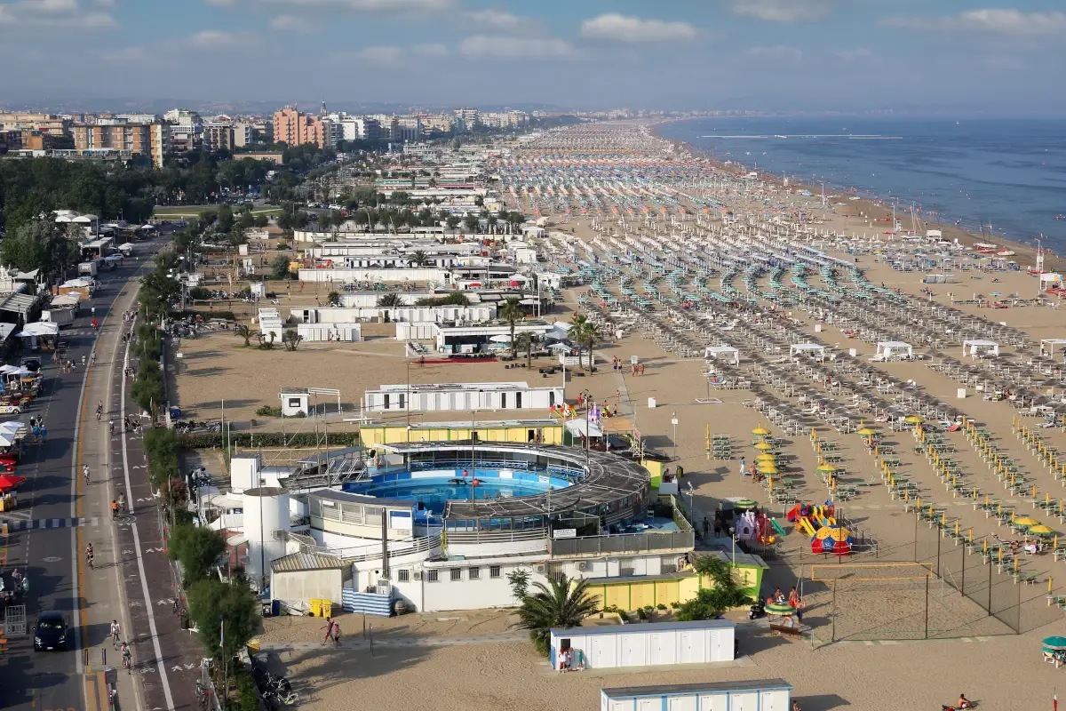 La Riviera Romagnola&nbsp; Il caro gasolio colpisce il turismo. La soluzione? La Romagna ti paga il treno