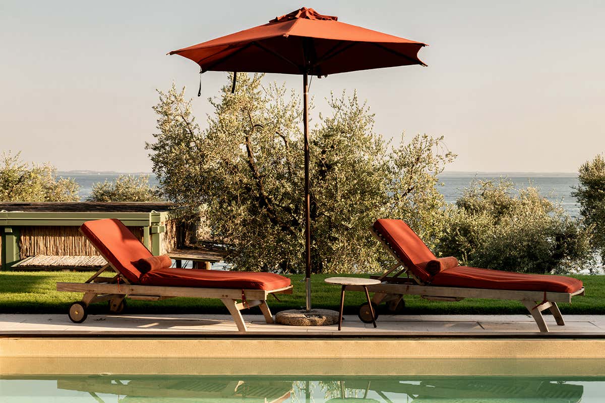I dettagli della lounge sulla terrazza con gli arredi firmati da Antonio Marras, palcoscenico di uno degli aperitivi al tramonto più suggestivi del lago