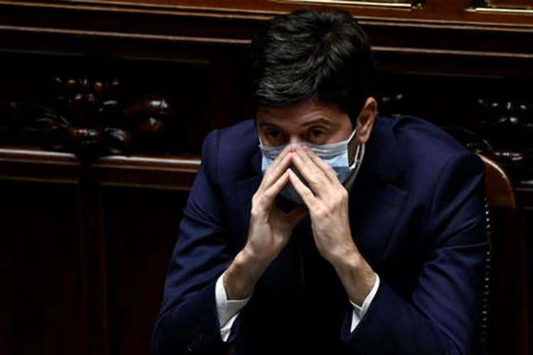 Roberto Speranza Il green pass diventa inutile? L'Ue: Non necessario per spostarsi