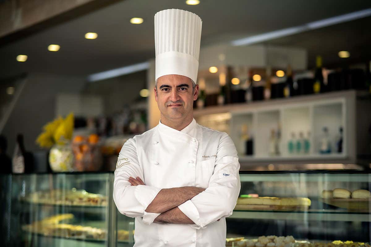 La Torta ai tre cioccolati è ancora oggi tra i dolci più amati: la rivisitazione di Roberto Cosmo La Torta ai tre cioccolati è ancora oggi tra i dolci più amati: la rivisitazione di Roberto Cosmo