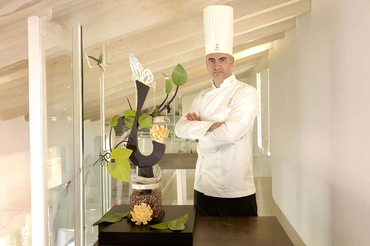 La Torta ai tre cioccolati è ancora oggi tra i dolci più amati: la rivisitazione di Roberto Cosmo La Torta ai tre cioccolati è ancora oggi tra i dolci più amati: la rivisitazione di Roberto Cosmo