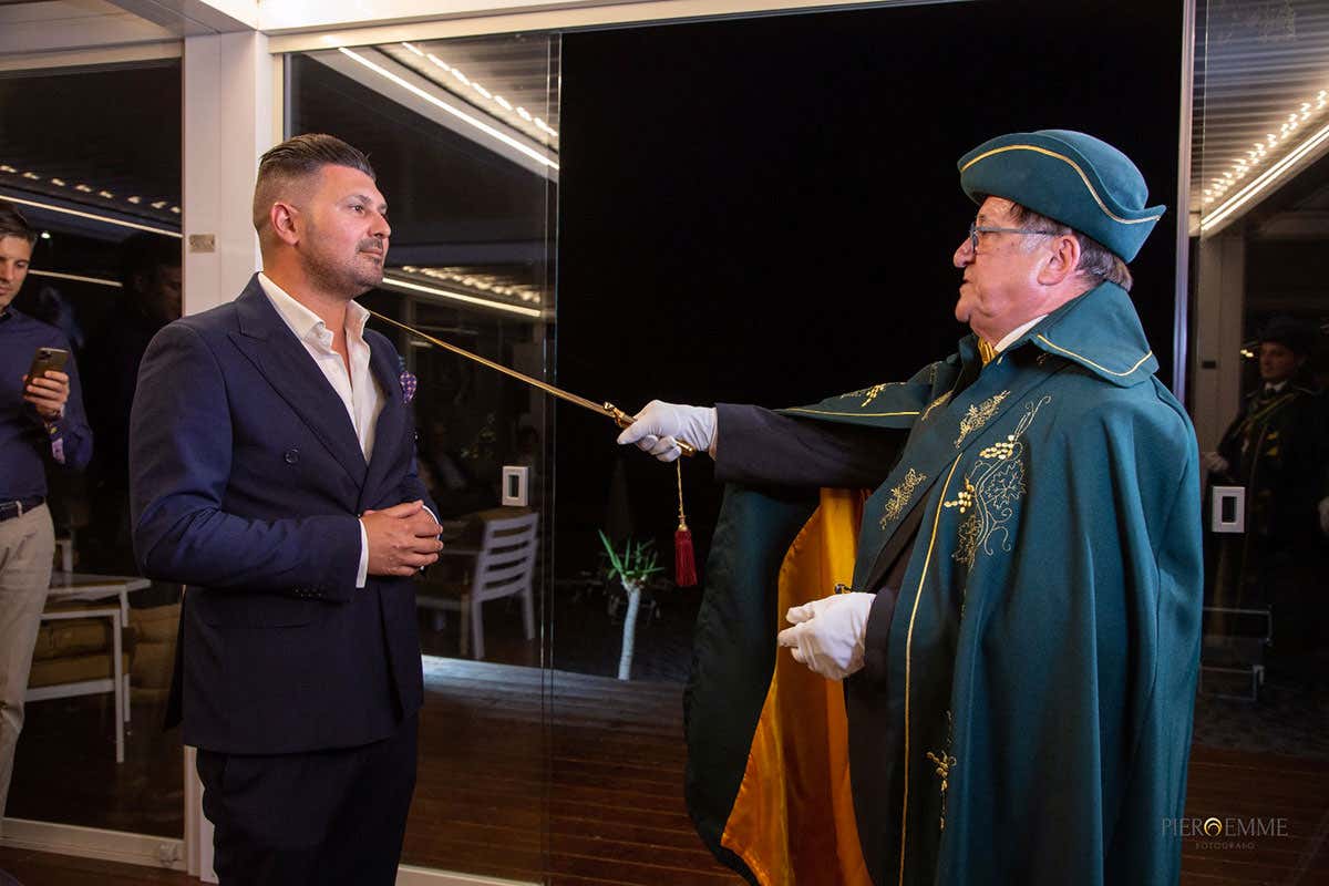 Roberto Gallo riceve l'investitura di Ma&icirc;tre Sabreur Il Club del Sabrage sceglie la Calabria