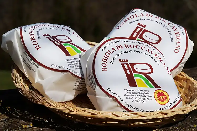 Prima dello spettacolo si terranno le degustazioni dei prodotti del Pettirosso Tra forme di formaggio e artistiche con la Robiola di Roccaverano