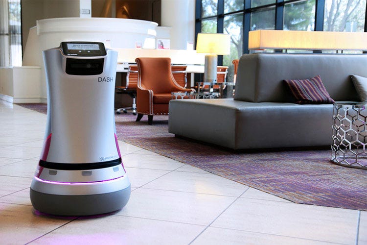 Un robot in azione nella hall di un hotel - I robot conquistano gli hotel E spingono il turismo ad adattarsi